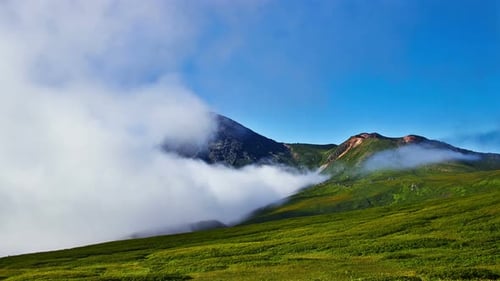Der Nebel bewegt sich über den alten Vulkan
