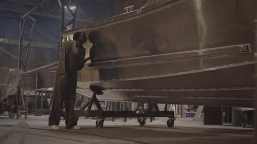 Ingeniera mujer revisando el marco del barco