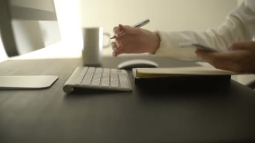 Arbeiten mit Computer und Smartphone