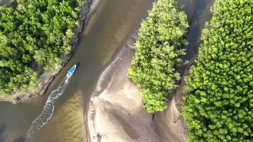 Vue aérienne d'une promenade en petit bateau sur la rivière en Thaïlande