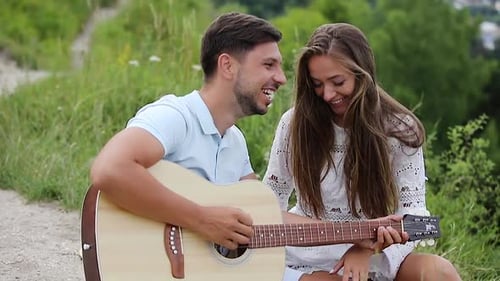 Junges verliebtes Paar beim Date im Freien