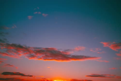 Ciel nuageux au coucher du soleil avec des nuages moelleux
