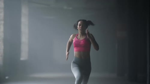 Athlet macht Cardio-Training im Loft-Gebäude