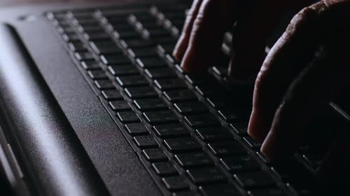 Travailler et taper sur PC portable 1