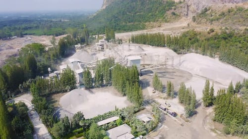 Luftaufnahme von Maschinenbaggern graben Kohlebergbau oder Erz mit schwarzem Grungestein auf dem Boden