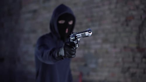 Bewaffneter Hooligan in Maske erpresst Geld von Fremden, städtische kriminelle Aktivität
