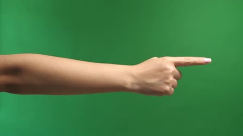 Isolierter weißer grüner Bildschirmhintergrund mit weiblicher Fingerspitze