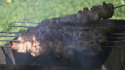 Cuisiner du shish kebab en plein air