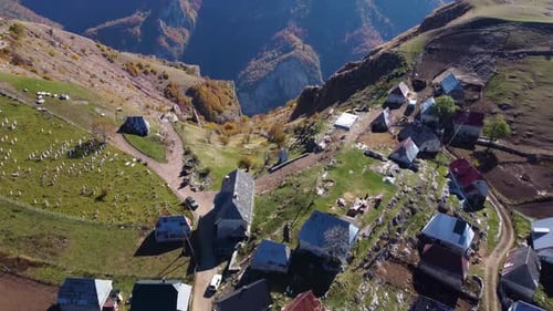 Drohnenaufnahme des Bergdorfes. Ländlicher Tourismus und Urlaub.