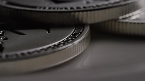 Rotierende Aufnahme von Litecoin-Bitcoins (digitale Kryptowährung) - BITCOIN LITECOIN 0188