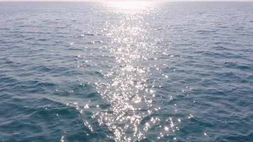 Reflexion des Sonnenlichts auf der Meeresoberfläche