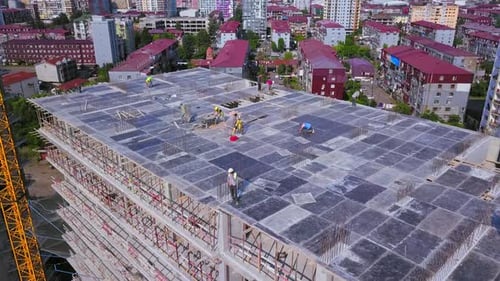 Baustelle eines Wohngebäudes mit Arbeitern. monolithische Konstruktion.