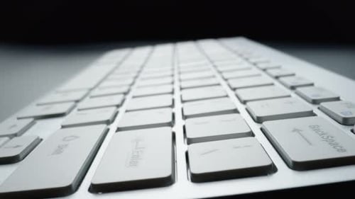 Nahaufnahme der Computertastatur. Makro-Dolly-Shot mit weichem Fokus