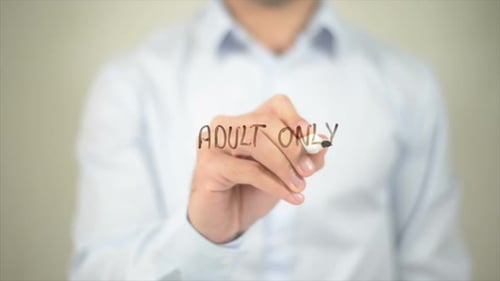 Nur erwachsener Mann schreibt auf transparentem Bildschirm