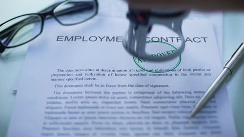Contrat de travail approuvé, sceau d'estampillage manuel des fonctionnaires sur le document commercial
