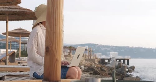 Trabalhar no computador em Sea Bay