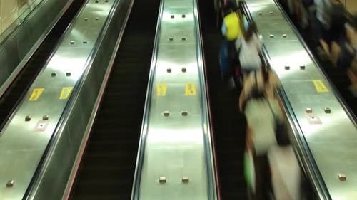 Escalator Crowd Riding Laps de temps