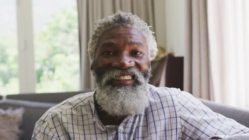 Hombre afroamericano senior sonriendo a la cámara