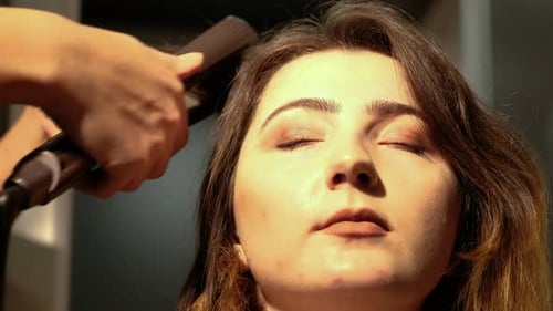 Frau schminkt sich vor dem Ausgehen