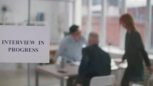 Schild „Interview in Bearbeitung“ auf Glas