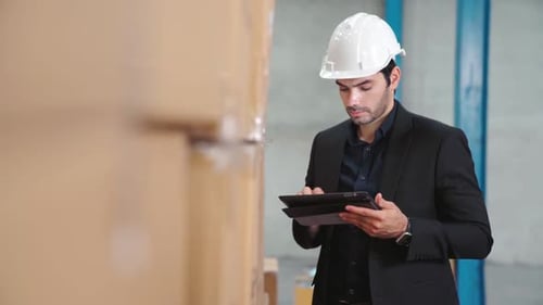 Werksleiter verwendet Tablet-Computer im Lager oder in der Fabrik