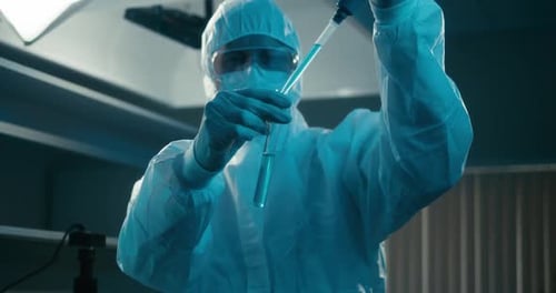 Científico examinando una muestra en el laboratorio