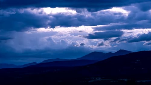 Blaue Stundenwolken über Bergen