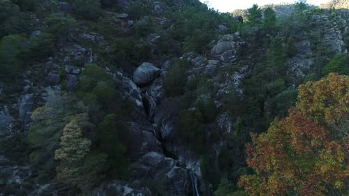 Portugiesische Wasserfälle, natürliche Pools auf steilen Felsen, Arado-Wasserfall