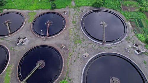 Un enorme complejo de plantas de limpieza de aguas residuales en una vista desde arriba