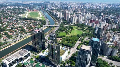 Centro de São Paulo, Brasil. Paisagem urbana da famosa rodovia Pinheiros.