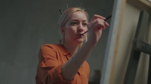 Talentierter Künstler zeichnet Kunstwerke in Kunstwerkstatt