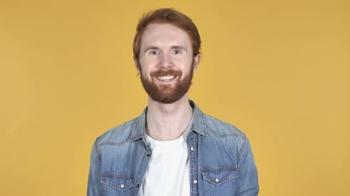 Homme Rousse Souriant Sur Fond Jaune