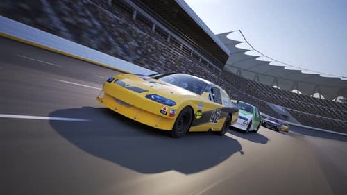 Carrera de Nascar. La cámara se mueve lentamente y muestra los coches luchando por la mejor posición