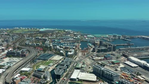 Szenische Drohnenaufnahme aus der Luft über dem Zentrum von Kapstadt, Südafrika, mit malerischem Blick auf den Hafen und