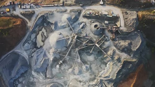 Großer Brecher arbeitet mit Schutt in einem Steinbruch und bewegt ihn auf einer Linie