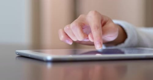Fingerberührung der Frau am Tablet-Computer zu Hause