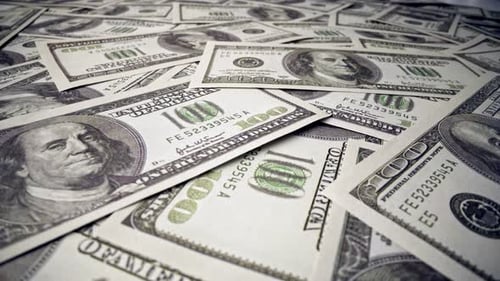 Amerikanischer Einhundert-Dollar-Banknotenstapel auf dem Schreibtisch