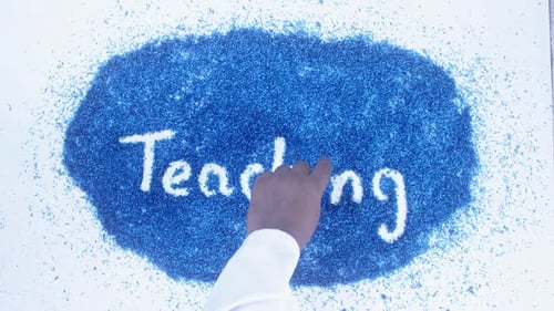 Südasiatische Hand schreibt über blauen Unterricht