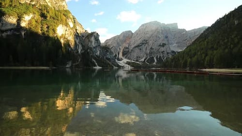Lago Braies Pragser Wildsee en Dolomitas al atardecer, Sudtirol, Italia.