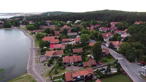 Nida Stadt in Neringa, Litauen in einer Luftdrohne, die zur Ansicht in großer Höhe aufsteigt