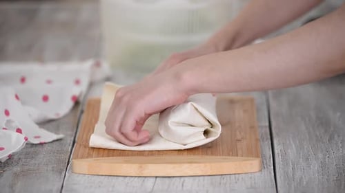 Frau kocht Pita-Brötchen mit Hühnchen und Gemüse