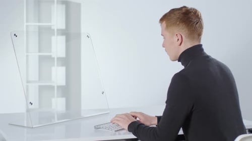 Kaukasischer Mann am unsichtbaren futuristischen PC