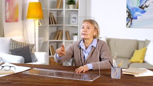 Ältere Frau mit unsichtbarem AR-Display