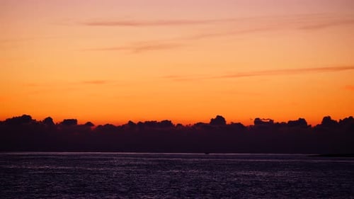 Cielo rojo después del atardecer sobre el mar