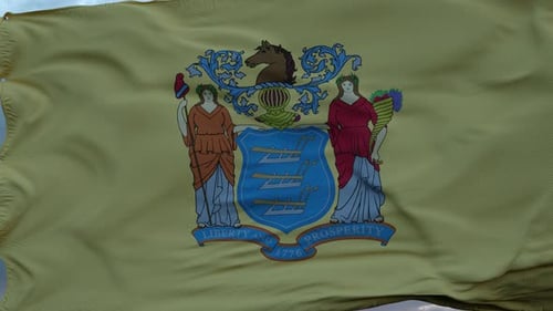Flagge von New Jersey winkt im Wind gegen tiefe, schöne Wolken