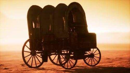 Vagón retro cubierto de lona en el desierto al atardecer