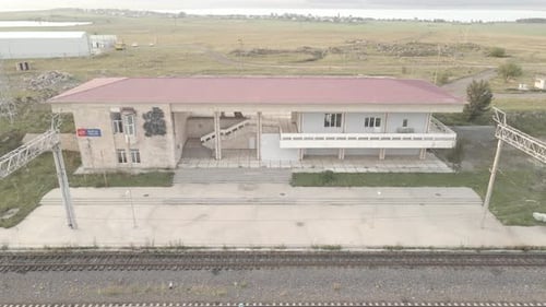 Samtskhe-Javakheti, Georgia - 20. August 2021: Luftaufnahme des Bahnhofs Tsalka
