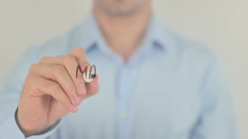 Mastermind, Mann, der auf transparenter Glasscheibe schreibt