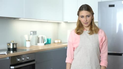 Unzufriedene Haushälterin zeigt Kolben, Werkzeug zum Reinigen des Abflusses, Klempnerservice