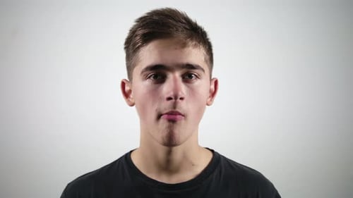 Porträt von Teenage Boy Delight, der sich wie ein Gewinner benimmt, isoliert über weißem Hintergrund, Nahaufnahme